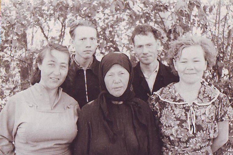 Евдокия Максимовна в кругу семьи 