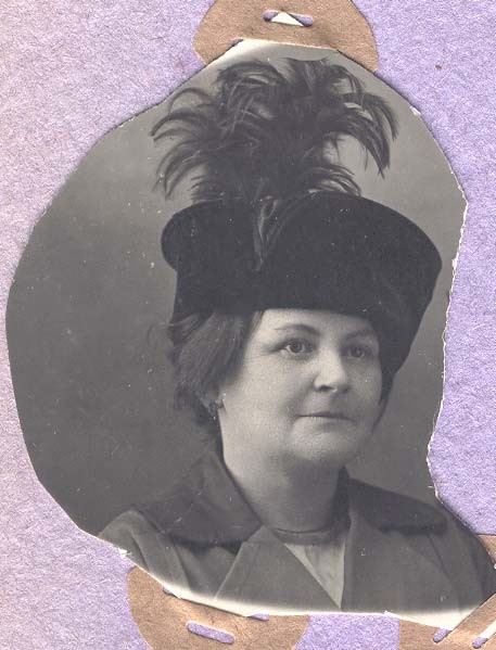 Екатерина Аранович в шляпе с пером 