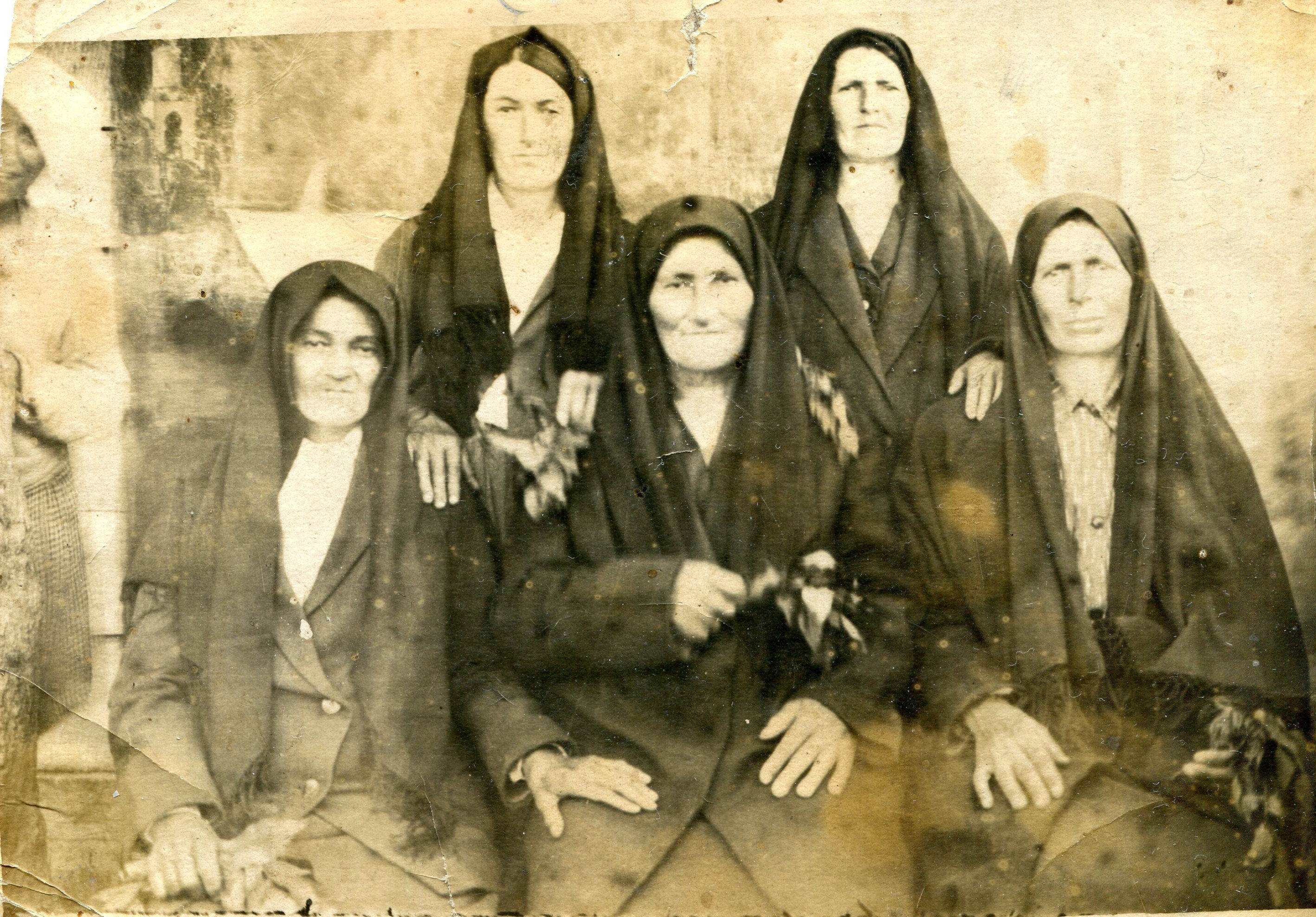 Анна Шамиловна с женами братьев мужа 