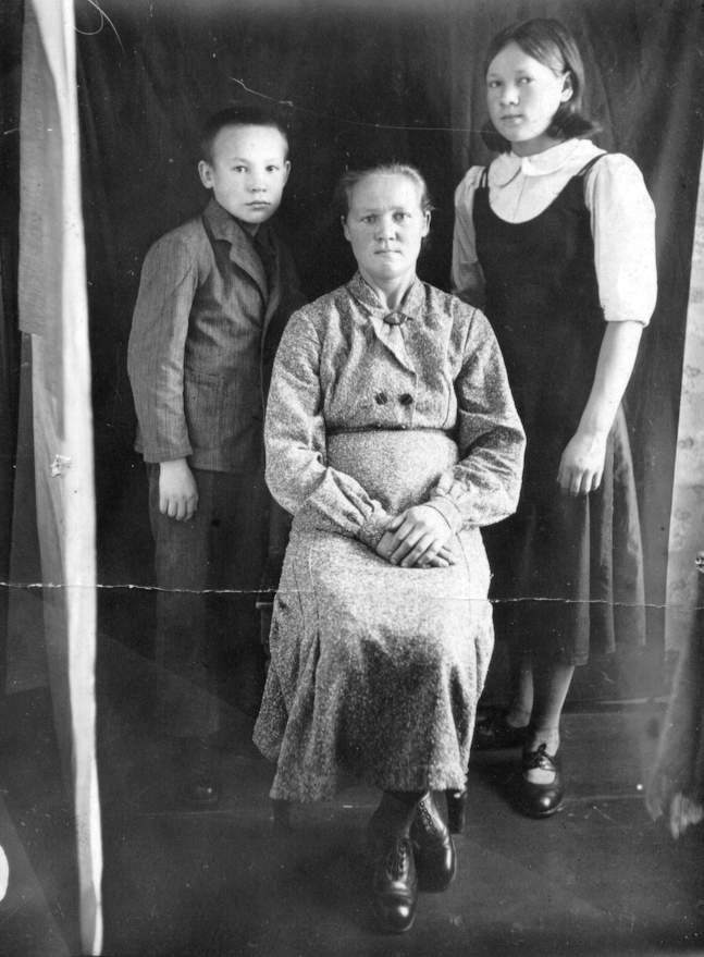 С сыном Веней и дочерью Галей, 1939 год