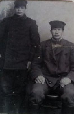 Степанов Михаил Андреевич (стоит) с братом Николаем Андреевичем 