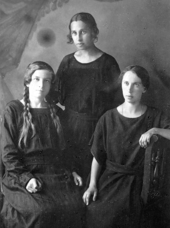 Дочери братьев Клочковых, ок.1926г. Слева направо: Софья, Вера, Ольга