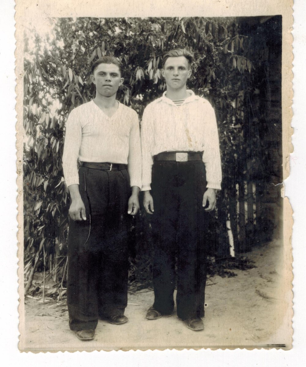 Отец Саскевич Василий Семенович(справа)
