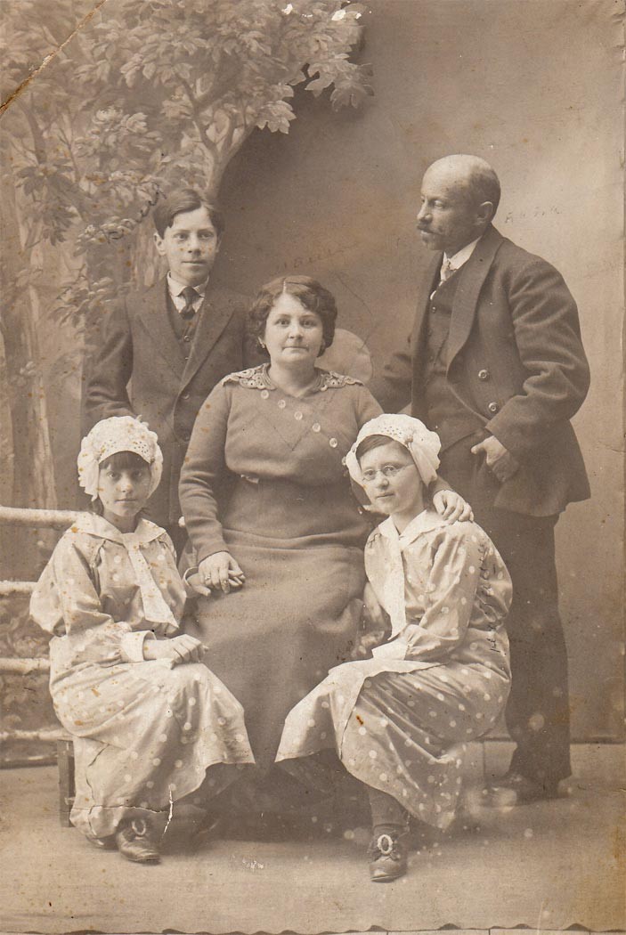 Арановичи: Михаил Захарович, Екатерина Георгиевна, Николай, Лёля, Наташа (справа)