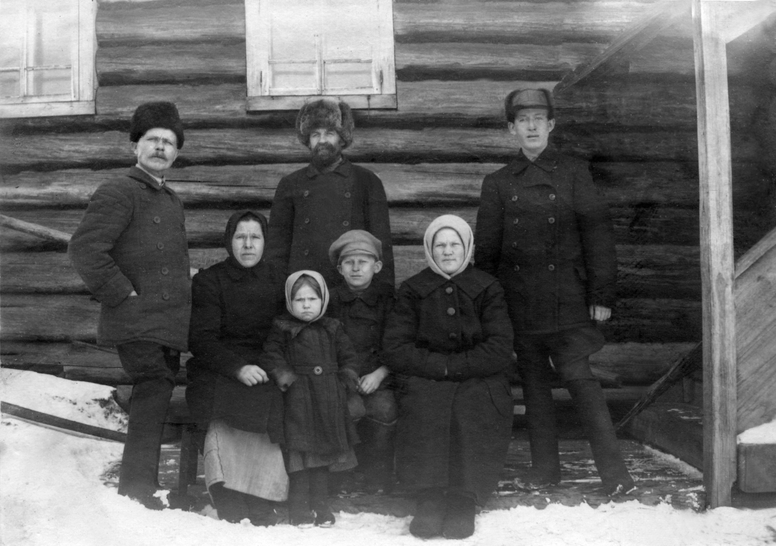 Семья Сямтомова Афанасия Яковлевича на крыльце своего дома. Ыб, 1924 год