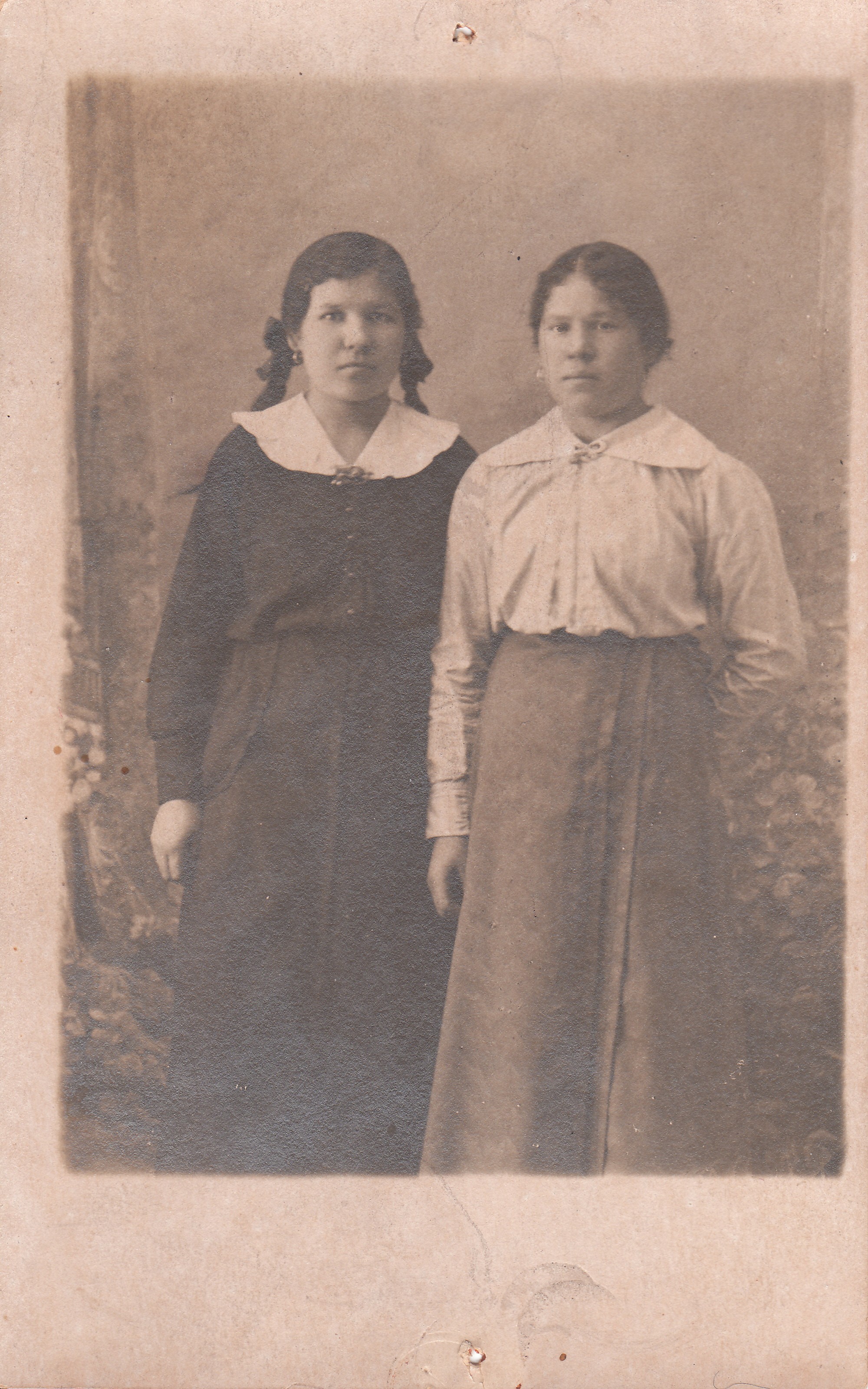 Слева направо: Мария Афанасьевна, Агния Афанасьевна. 
