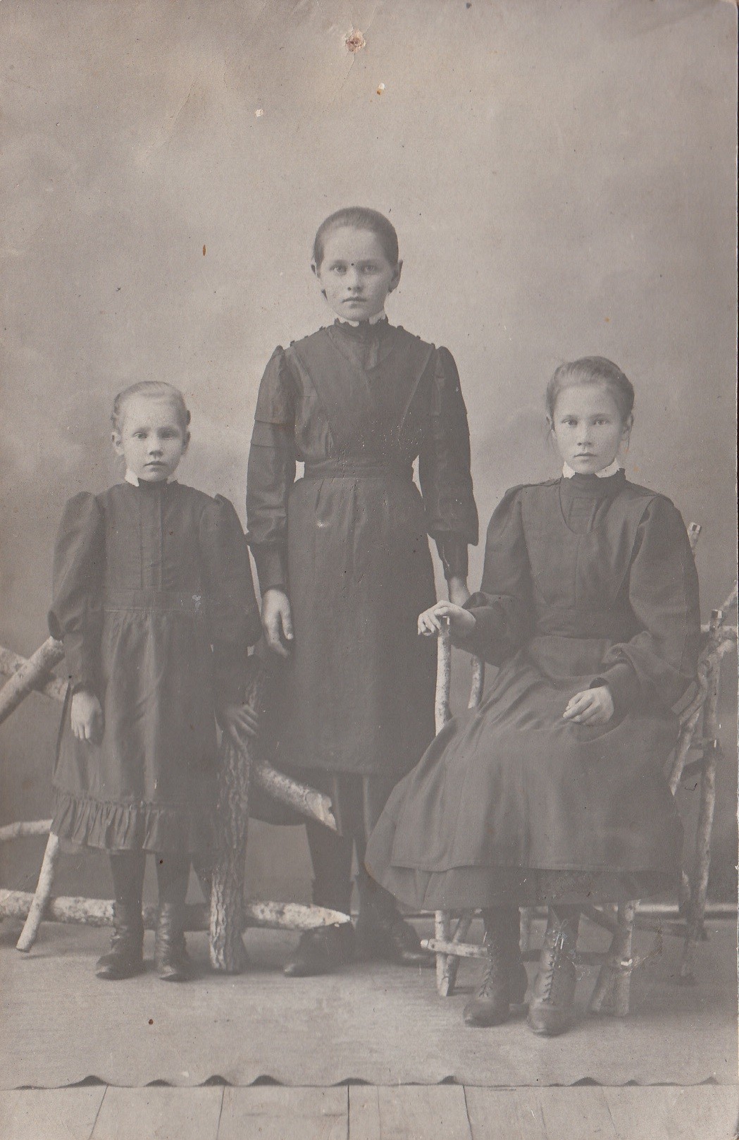 Александра Костина (в центре) во время учебы в гимназии