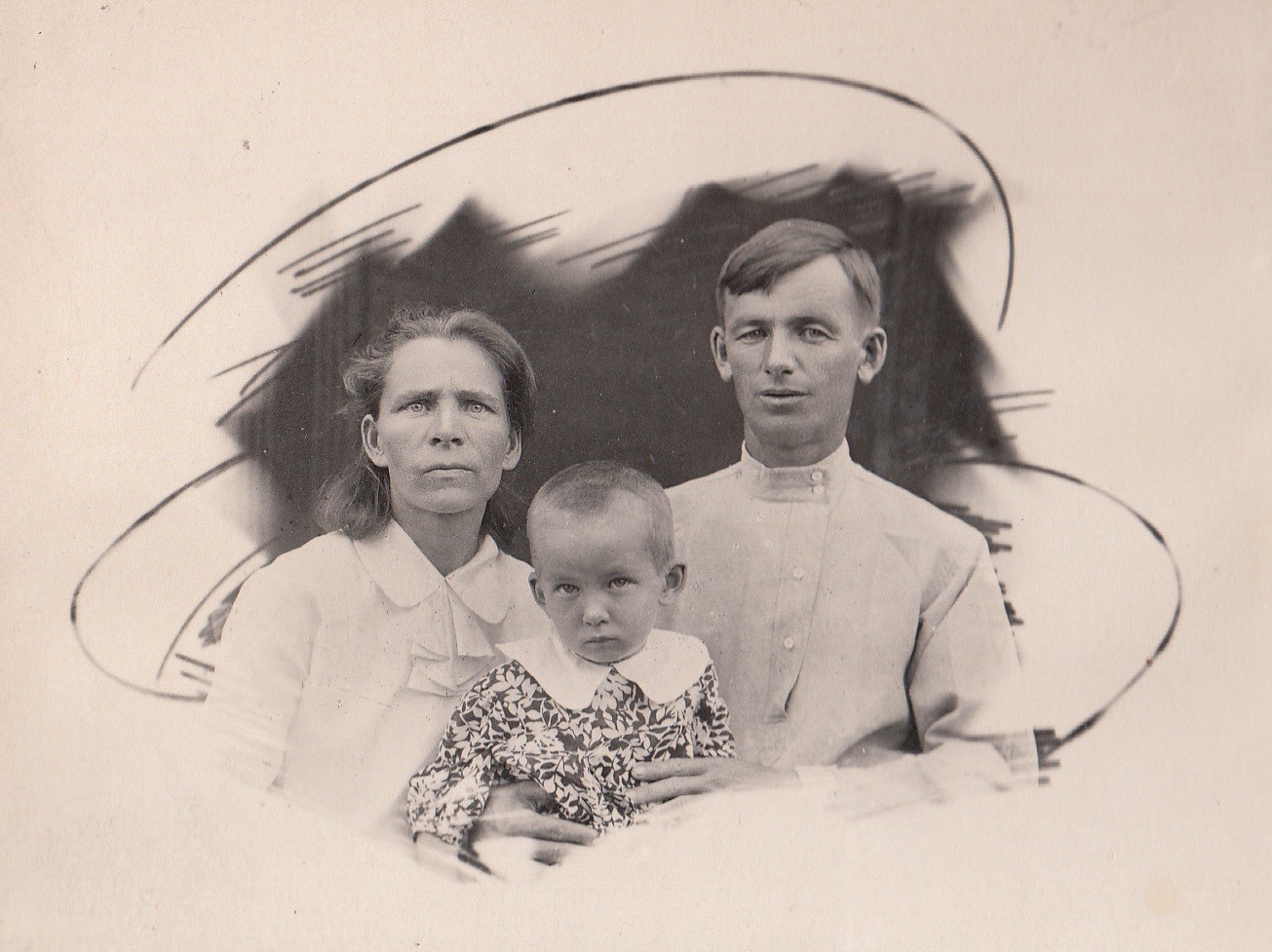 Иван Петр Костин с женой Евстолией Артемьевной и дочкой Тамарой