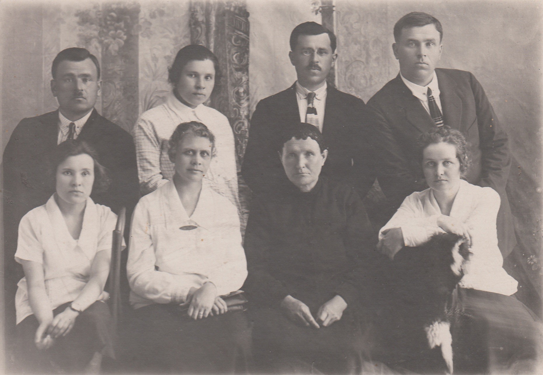 Стенина Анна Яковлевна с сыновьями, дочерьми и невестками