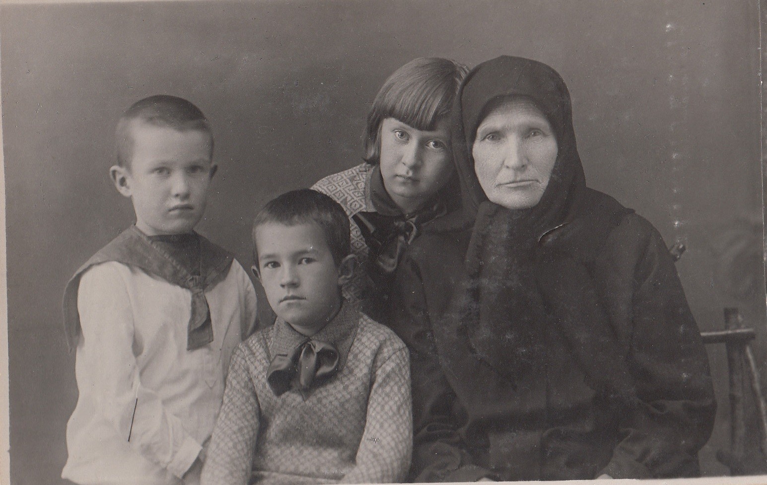 Стенина Анна Яковлевна с внуками