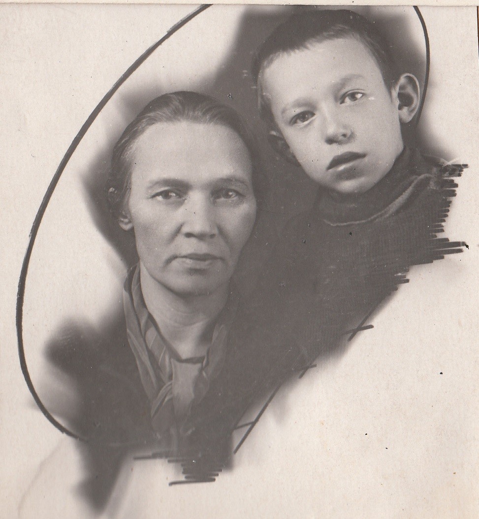 Адександра Васильевна Злобина с сыном Борей, 1941г.