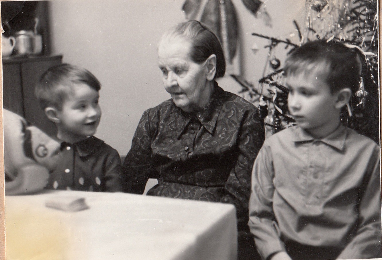 Александра Петровна Стенина с внуками Таней и Алешей