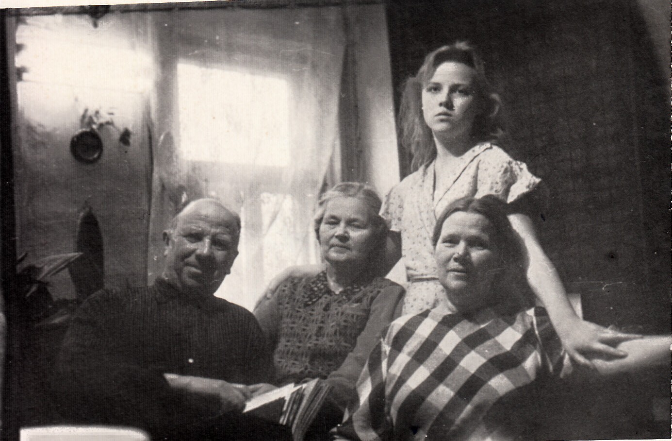 Александра Ляликова (Цыпанова) с сестрой, дочкой и мужем.Апрель 1958 г., Мамонтовка