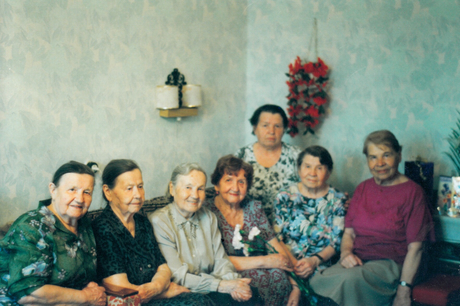 Внучки Сямтомова Афанасия Яковлевича, двоюродные сестры, 2004 год