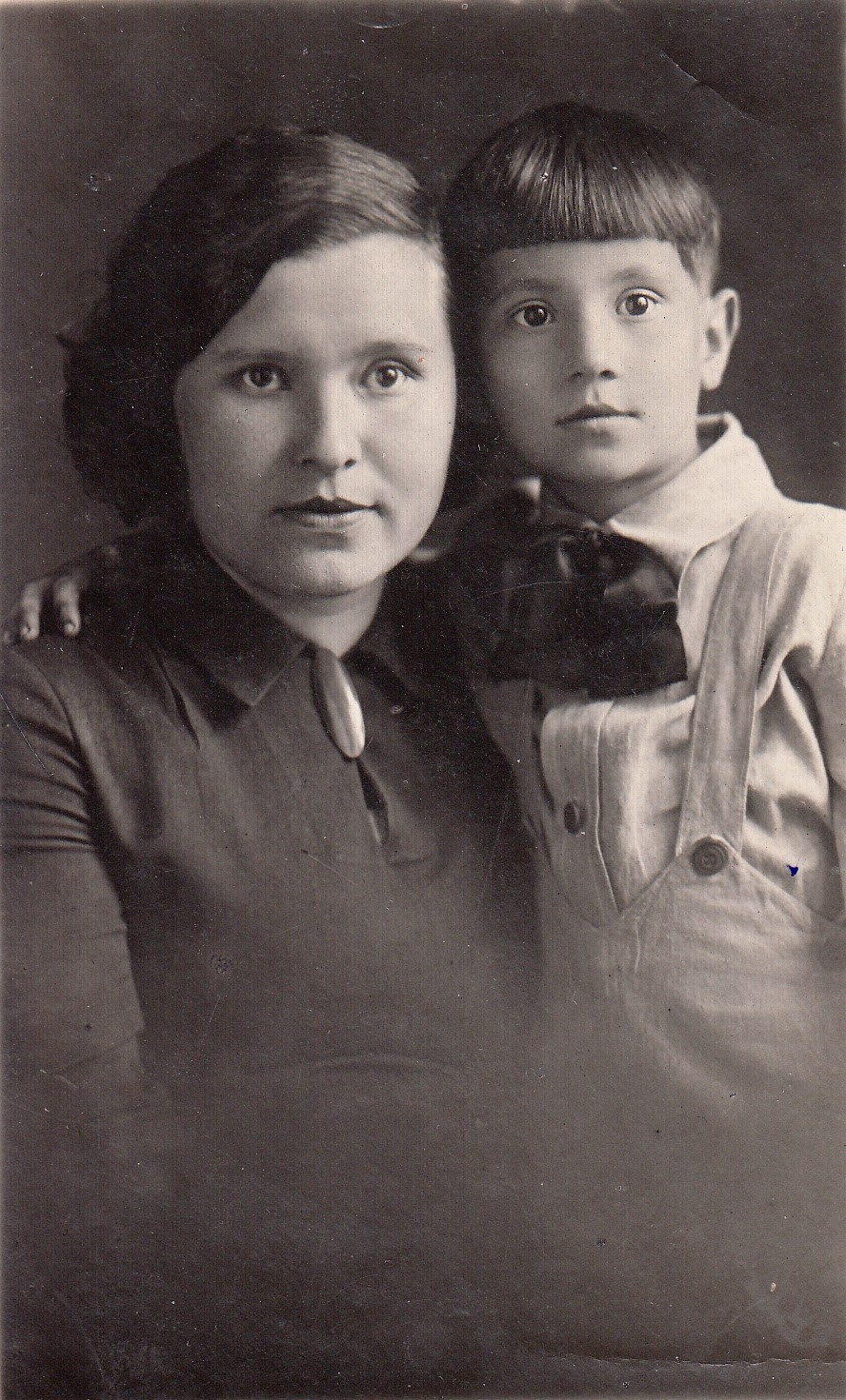 Анна Всеволодовна Солнцева (Стенина) с сыном Воликом, 22.09.1935, г. Минск