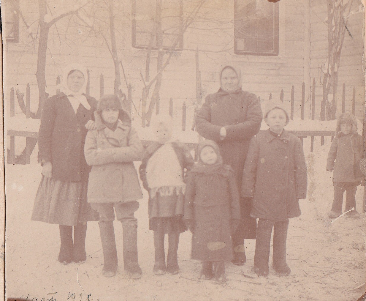Апполинария Алексеевна (стоит справа) со своими детьми