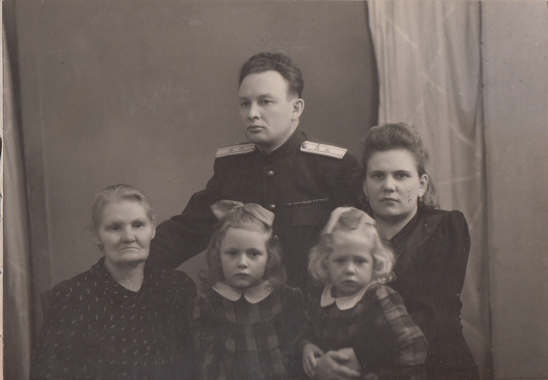 Апполинария Алексеевна Маланьина с семьей сына Анатолия