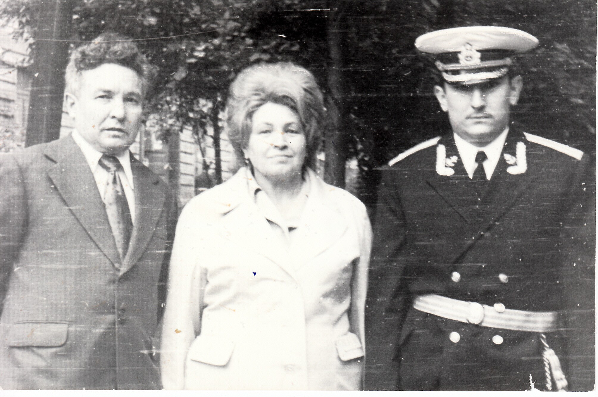 Анатолий Красильников с родителями в день получения диплома
