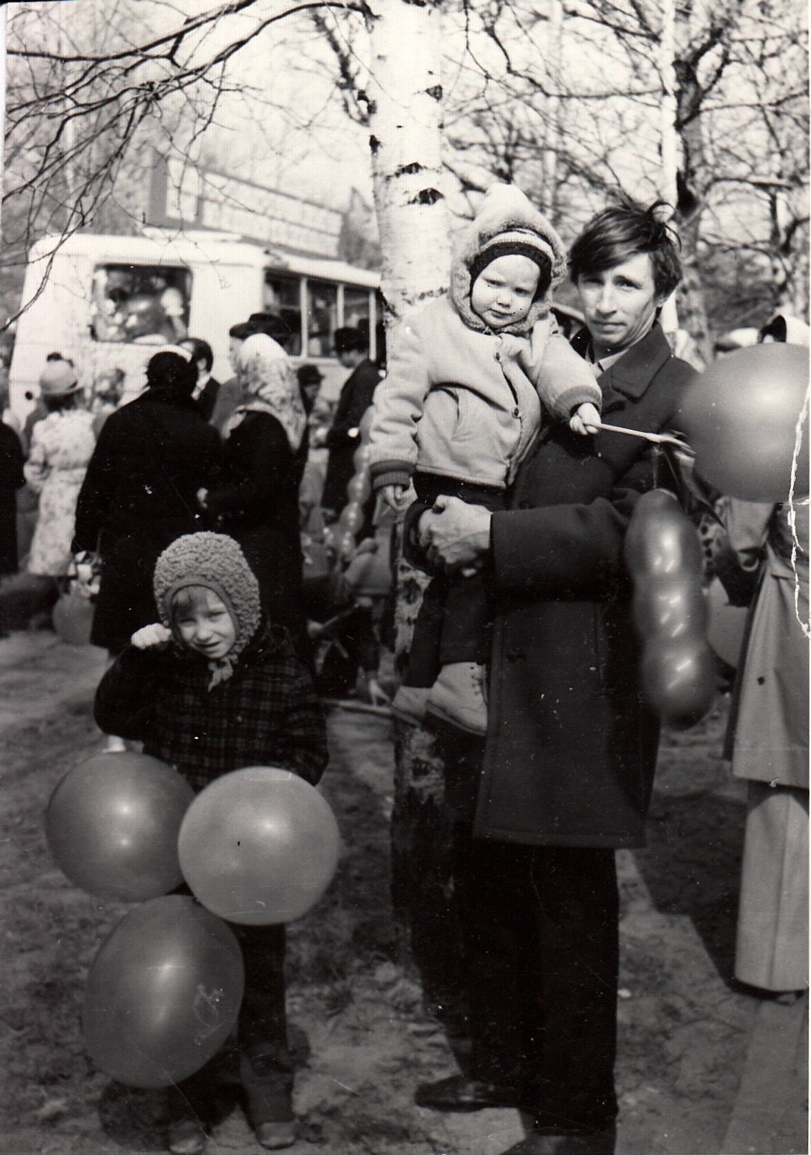 Праздник 1 Мая, 1975 г. С дочками Олей и Наташей.
