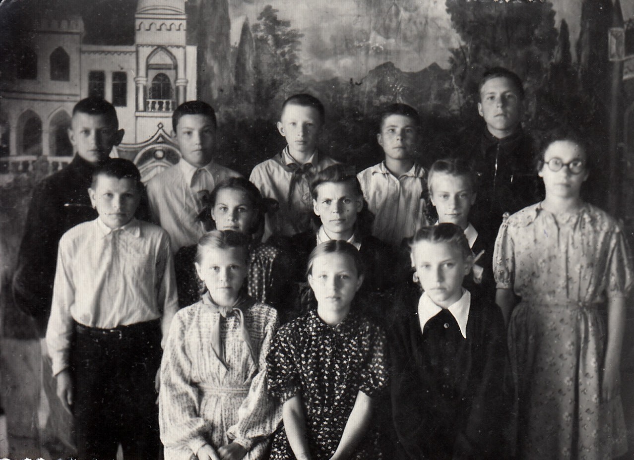 Пионерское детство. Средняя школа в с.Летка, 6-й класс (перешли в 7-й кл). Май 1954 г.