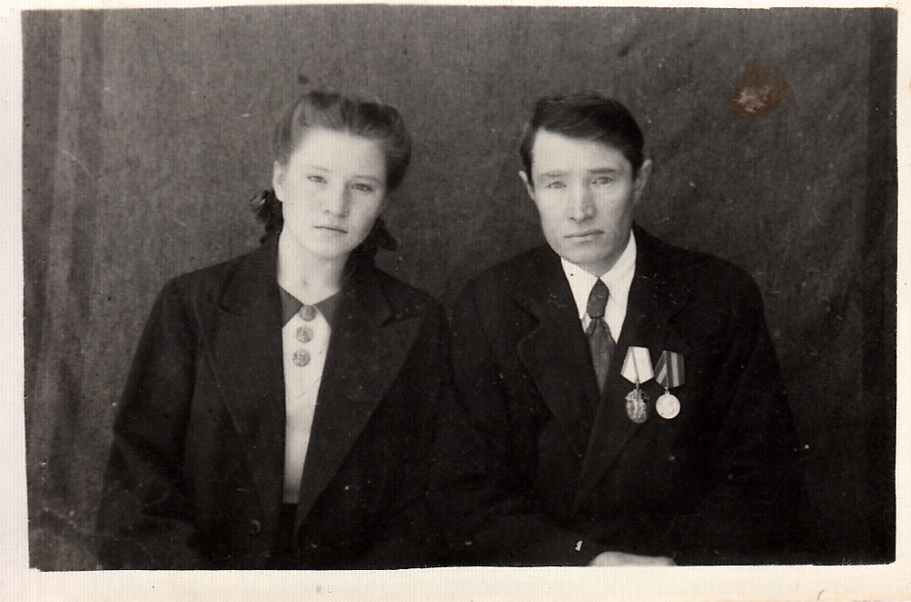 С отцом, с. Летка, 1947 год