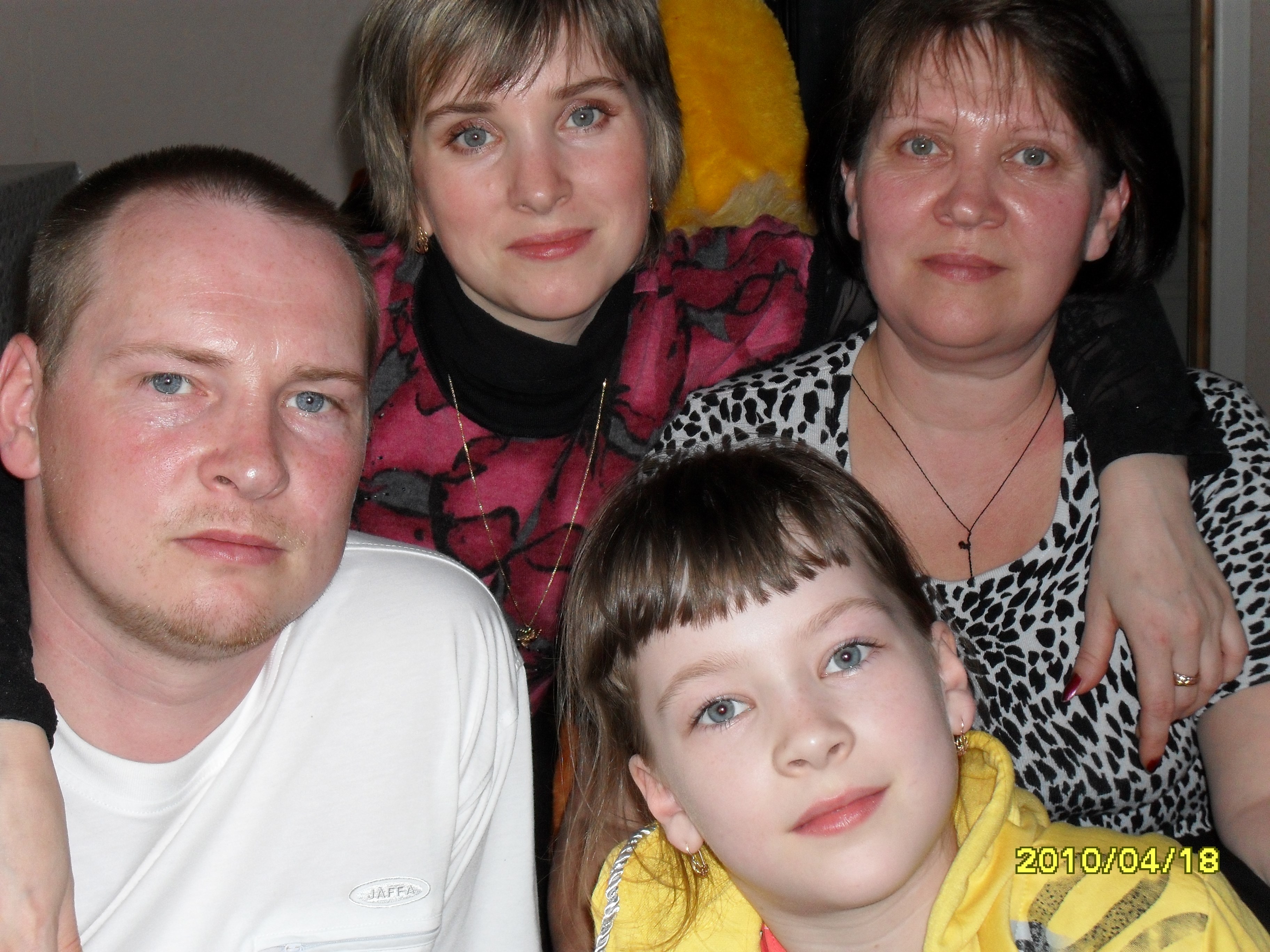 Карманов Сергей Александрович с мамой, сестрой и племянницей