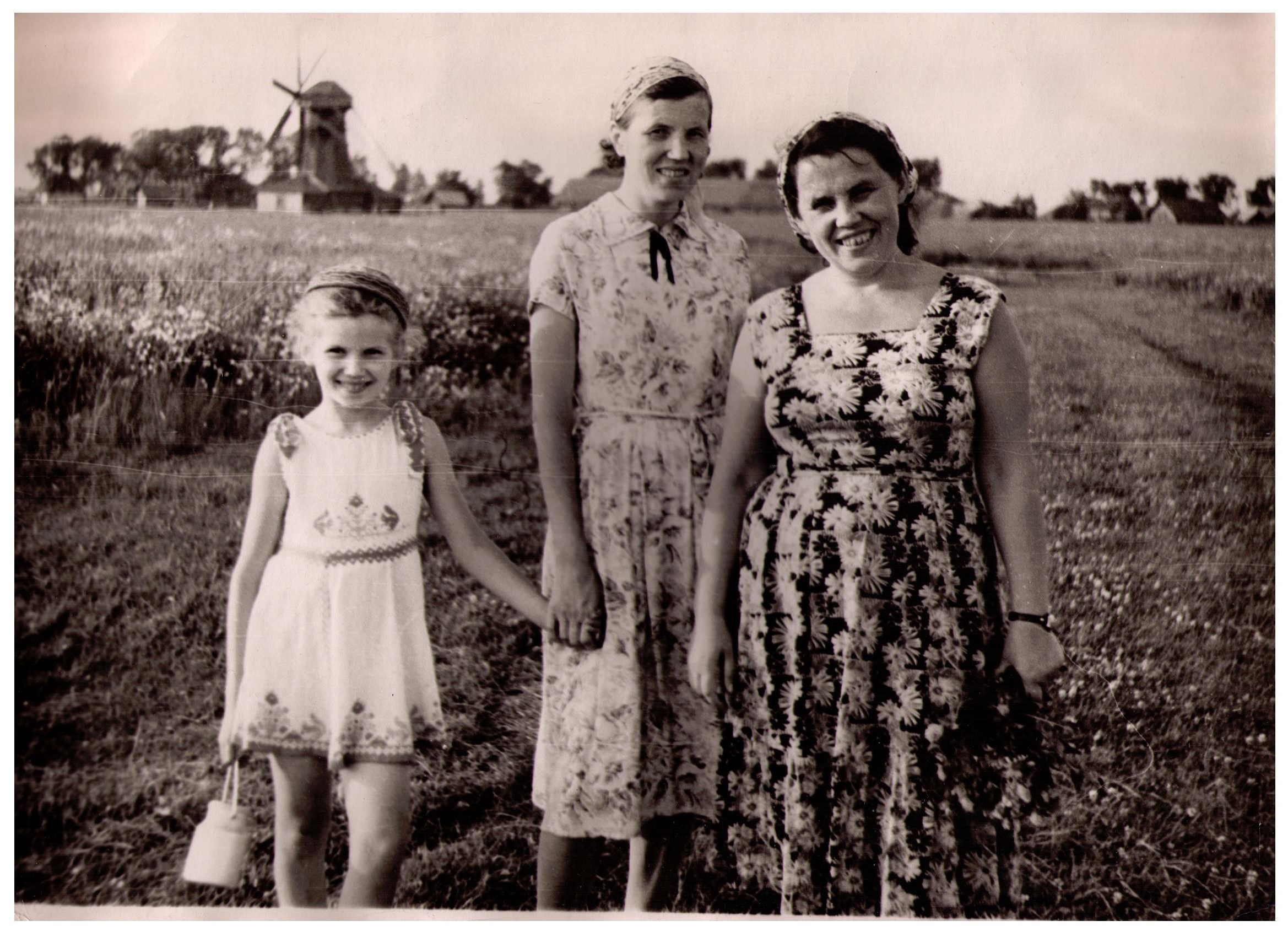 Анна Федоровна (в центре) с дочкой Ириной и сестрой Екатериной