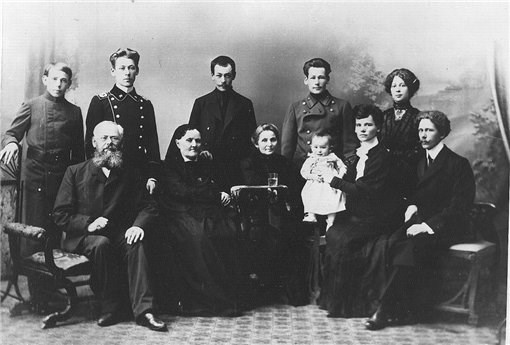 Семья Н. А. Куратова. Тобольск, около 1910 года