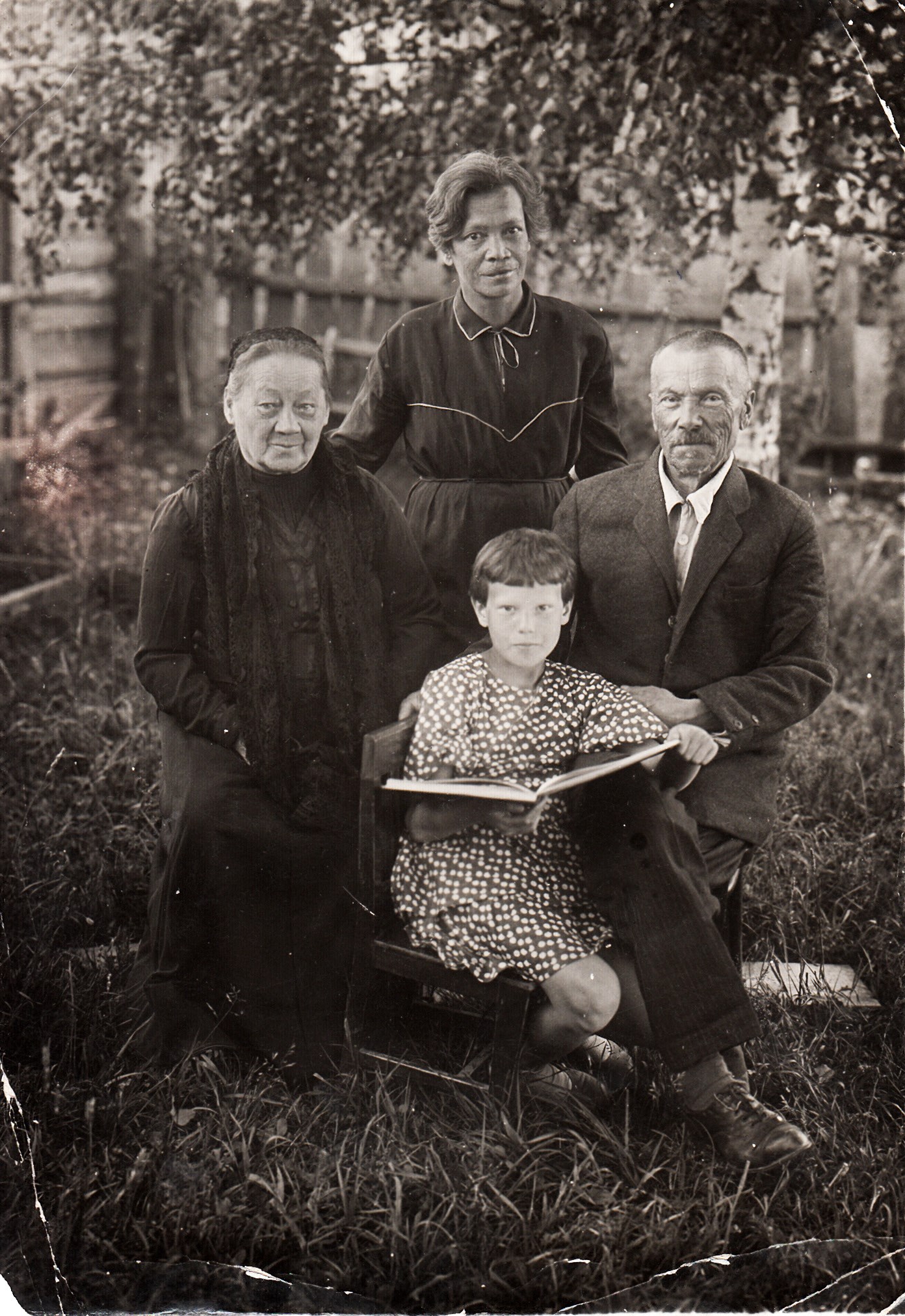Родители Клочковы, дочь Митюшева Вера Ивановна, внучка Струкова Вера Ивановна, приблизительно 1935г