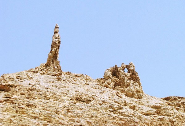 Соляной столп «Жена Лота» на берегу Мёртвого моря 