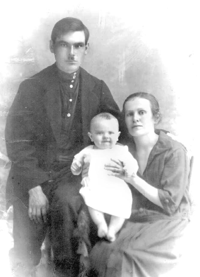 Игнатовы Георгий и Раиса с первенцем Левой, 1926г