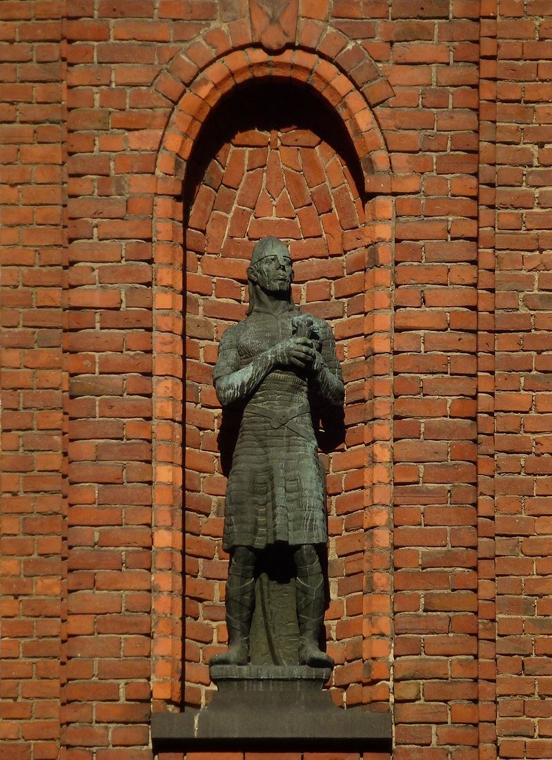 Статуя короля Олафа перед зданием Стокгольмской ратуши 