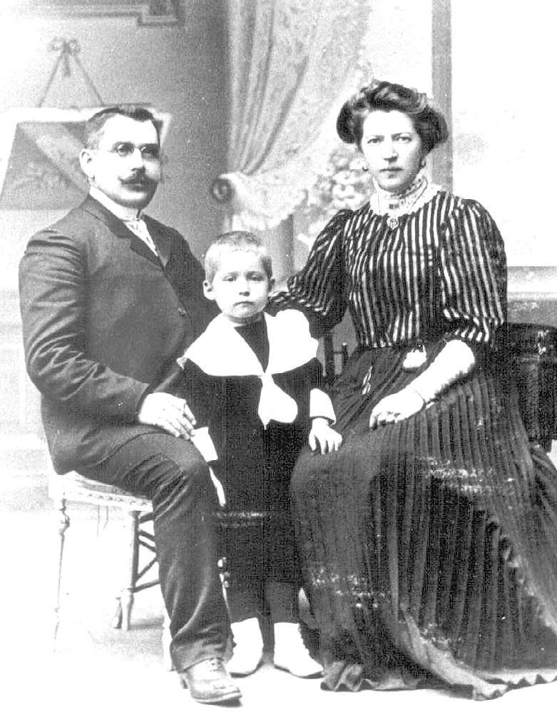 Бронников Николай Алексеевич с женой и сыном