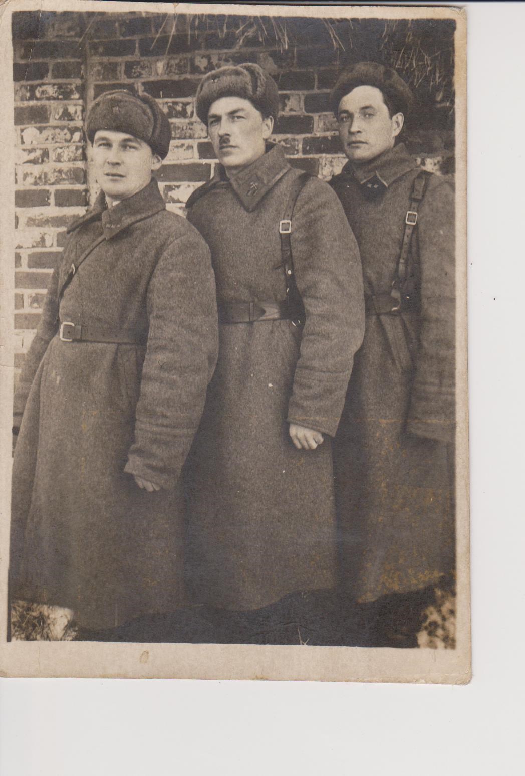Клыков Н. А. (первый слева), январь 1942 года