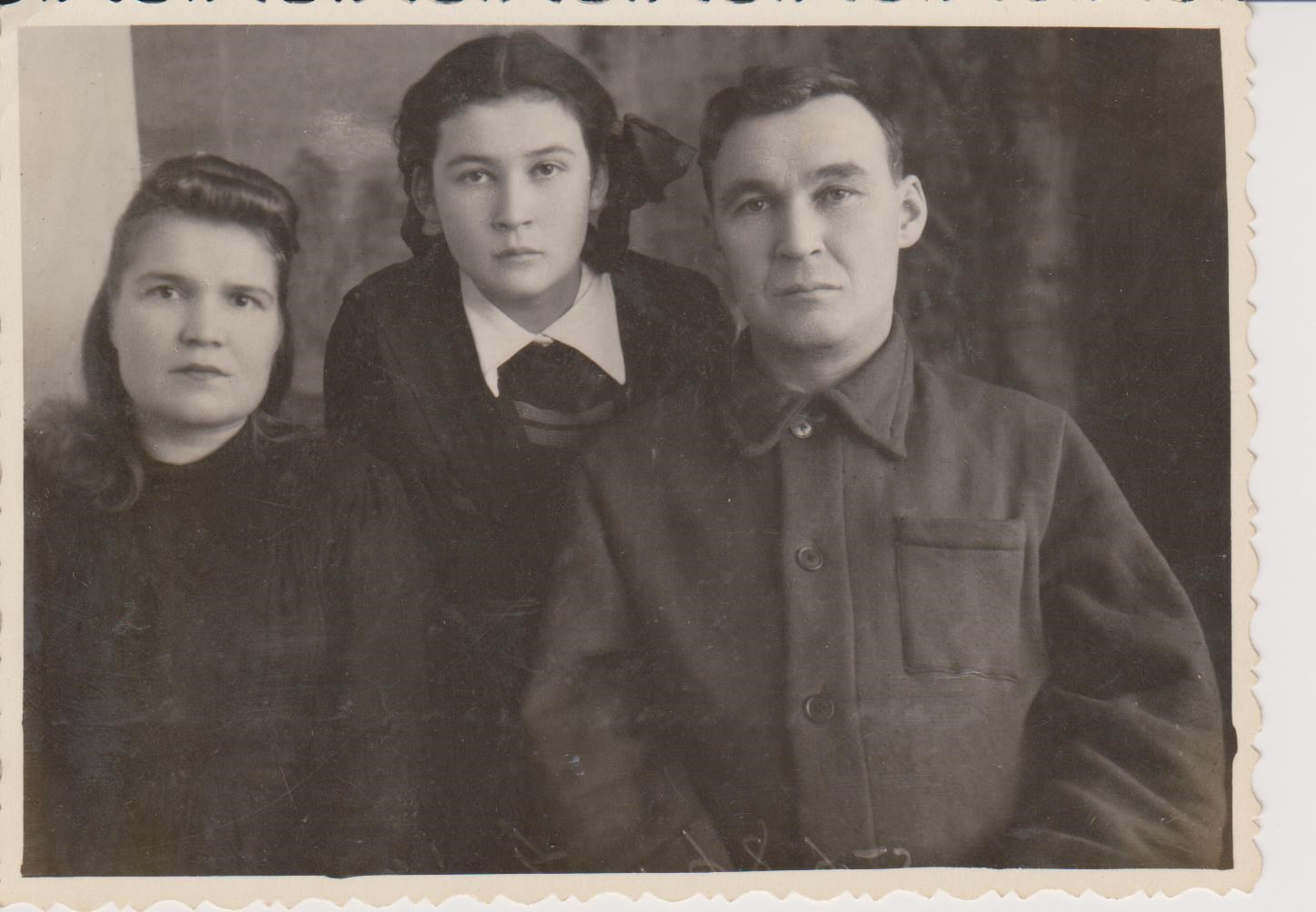 Клыков Н. А. со второй женой Клыковой (Авдеевой) Юлией Тимофеевной и дочерью Светой, ноябрь 1953 год