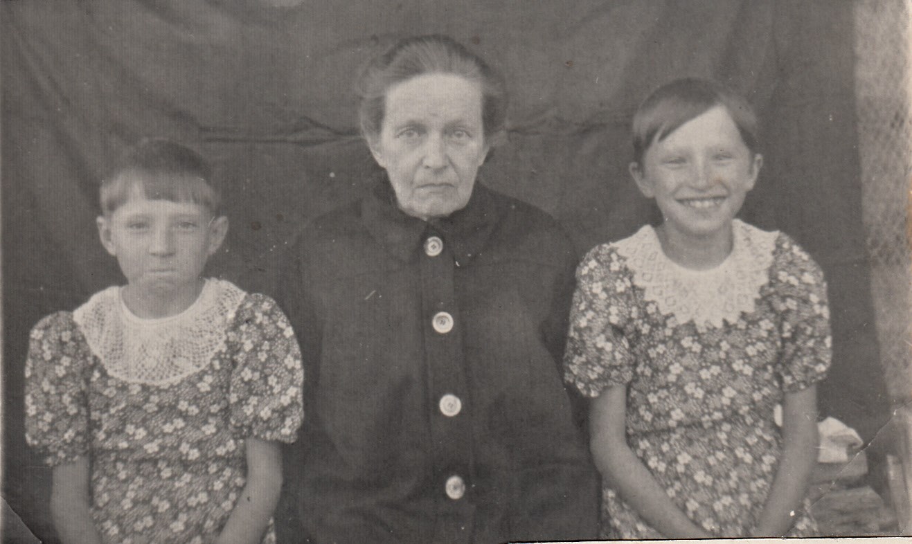 Латкина Елена Павловна с внучками Диной (слева) и Идой