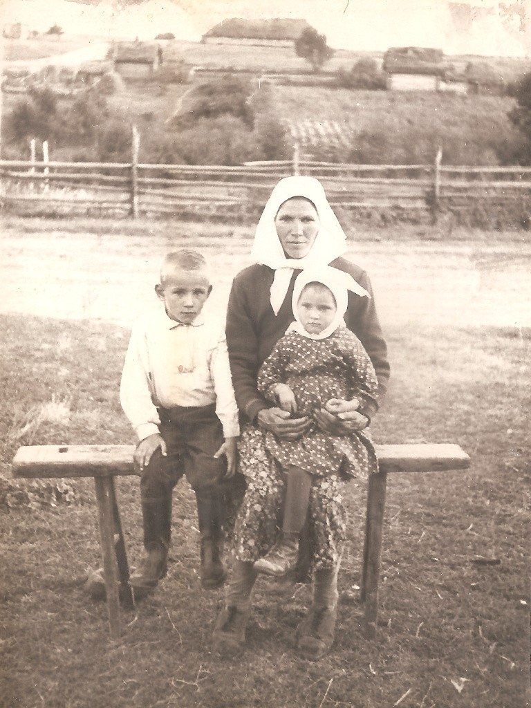 Дарья Яковлевна с сыном Николаем и дочерью Ниной 