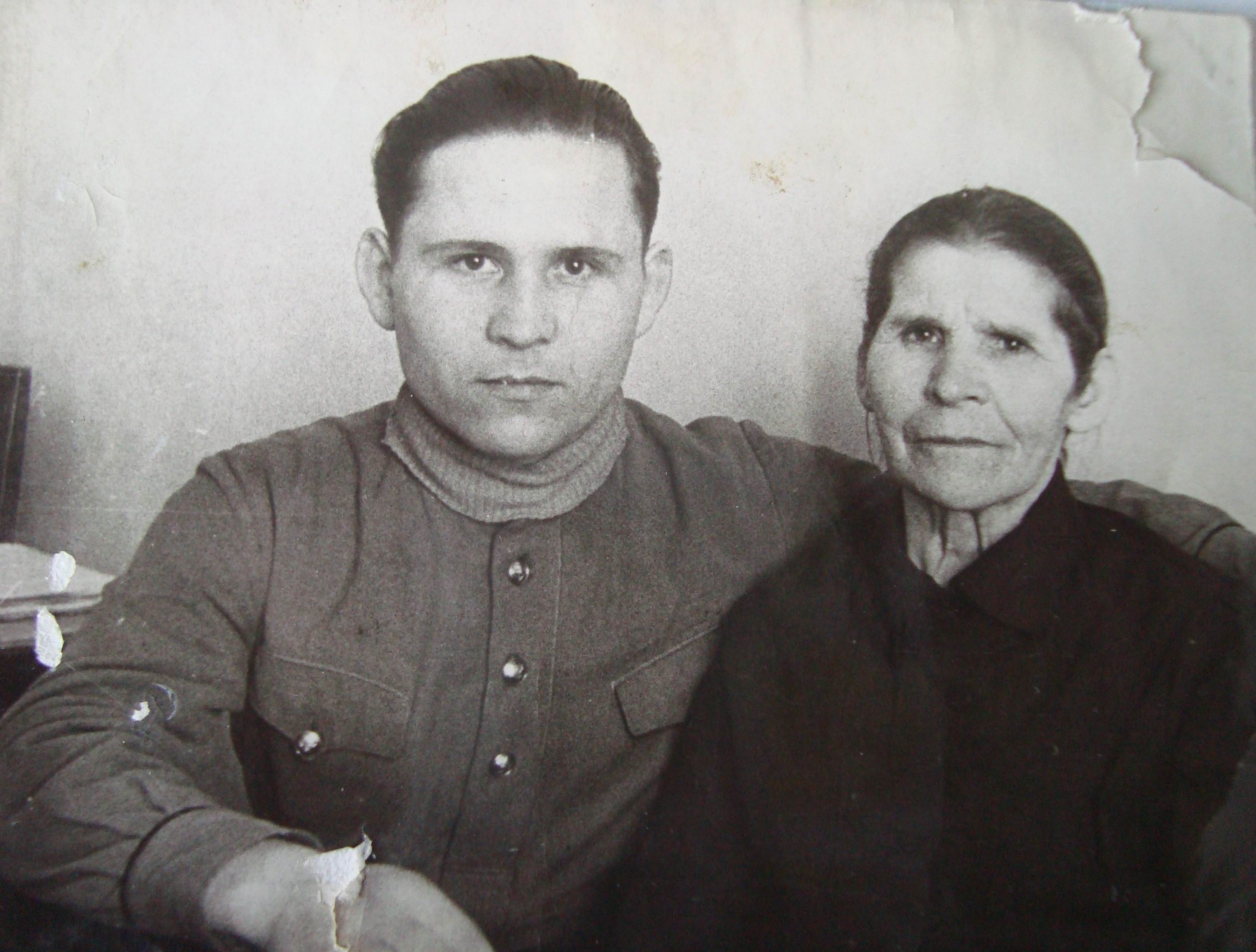 С мамой, 1947 год