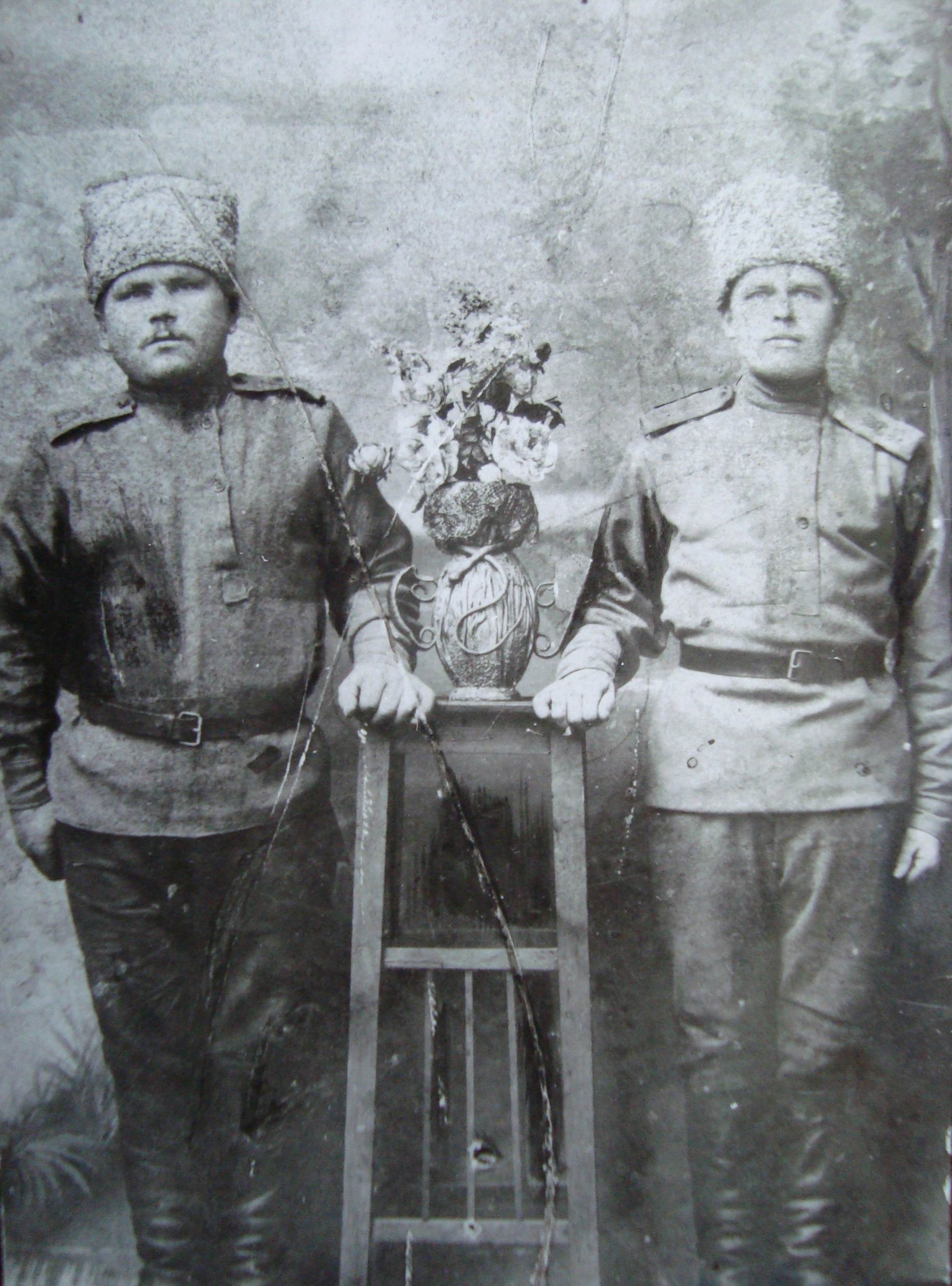 Алесей Федорович Лыткин (предположительно - слева) 