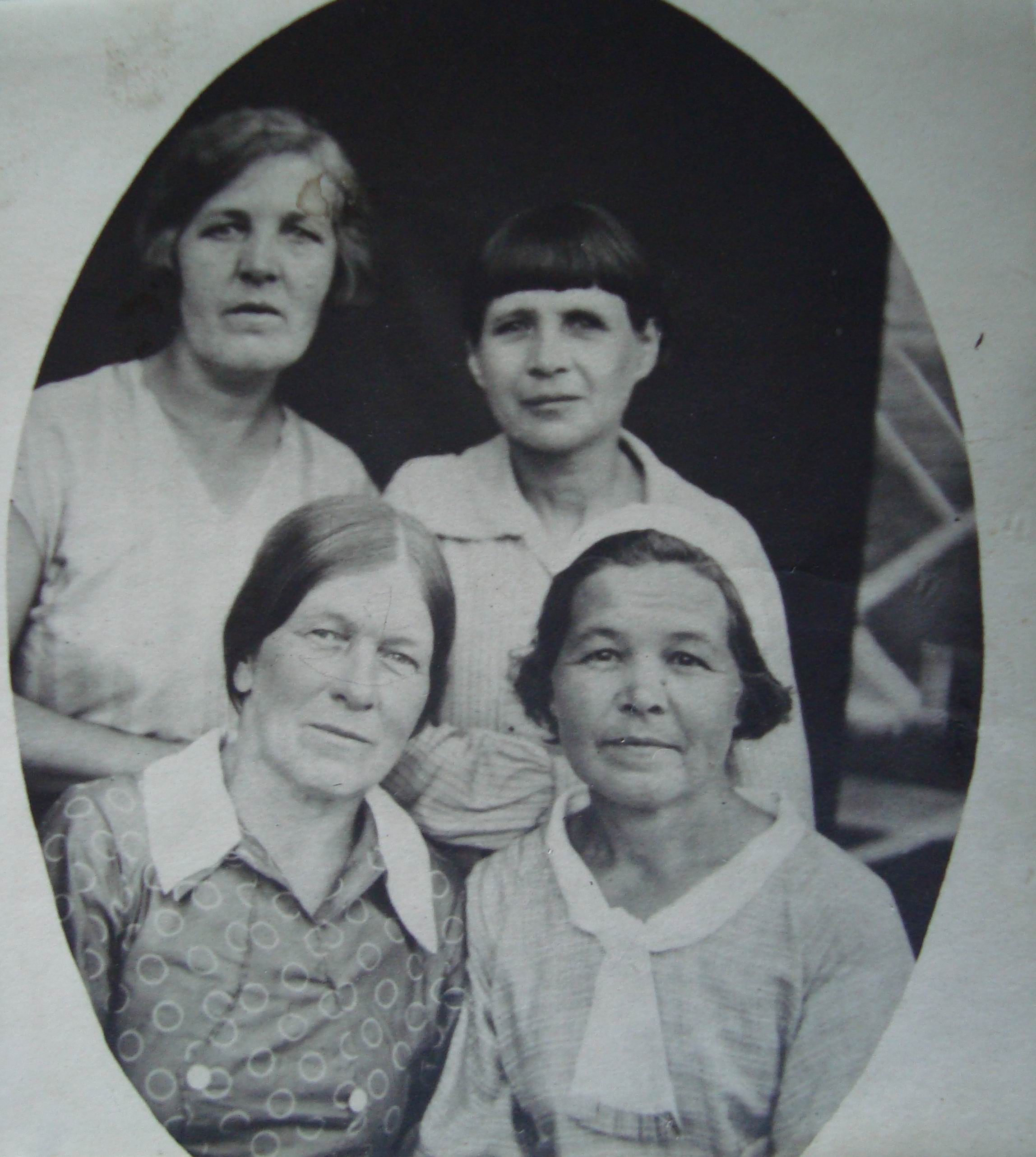 Вверху справа - Варвара Павловна 